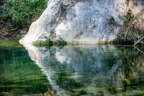 Rock Reflecting Water — Stock Photo, Image