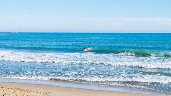 Ung Kille Surfare Havet Med Sin Styrelse — Stockfoto