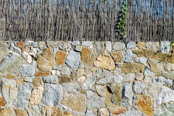 Забор Полирующего Пестрого Гранита Старой Сухой Тростника — стоковое фото