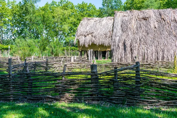 古い田舎の家は葦の柵で囲まれている — ストック写真