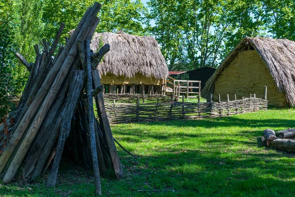 Kırsaldaki eski ev ve kulübe..