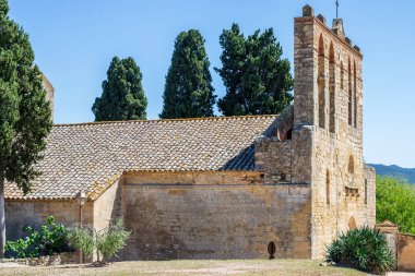 Kırsal kesimdeki Katolik kilisesine bakın..