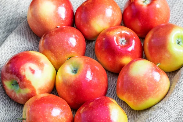 Rote Frische Äpfel Auf Dem Tisch — Stockfoto