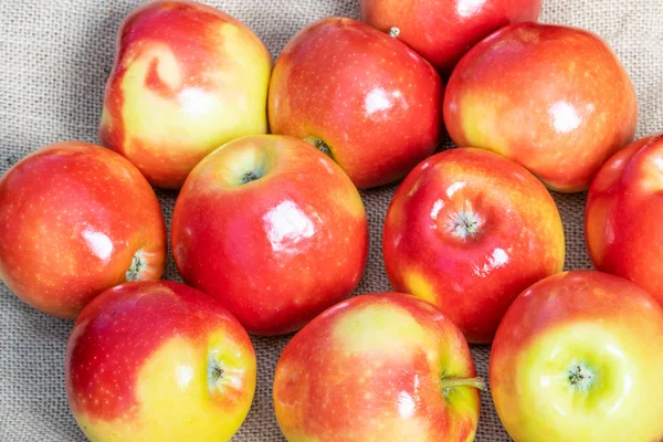 Manzanas Rojas Frescas Mesa Preparadas Para Comer Vender — Foto de Stock