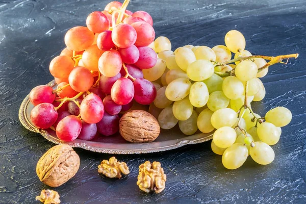 Einige Weiße Und Rote Trauben Mit Nüssen Auf Dem Hintergrund — Stockfoto