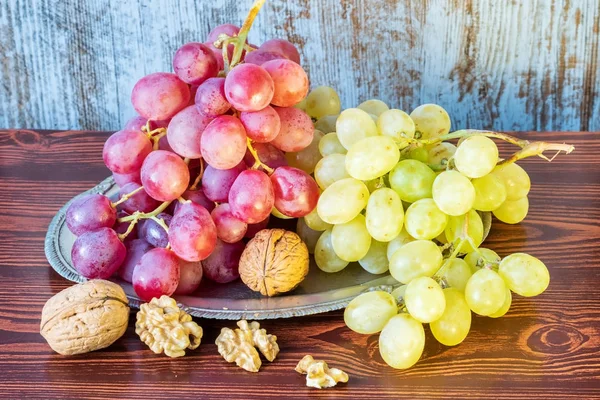 Einige Weiße Und Rote Trauben Mit Nüssen Auf Dem Hintergrund — Stockfoto