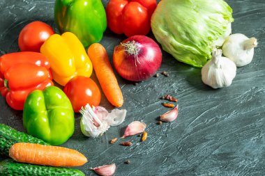 Çanta masasındaki farklı sebzeler pişirmek için hazırlandı. Sonbahar hasat konsepti.