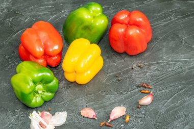 Karanlık masada yemek pişirmek için hazırlanmış çeşitli baharatlı biberler. Yiyecek konsepti. 