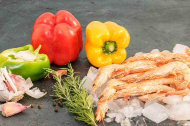 Sarımsak ve baharatla pişirmek için buzda taze karides. Deniz ürünleri konsepti.