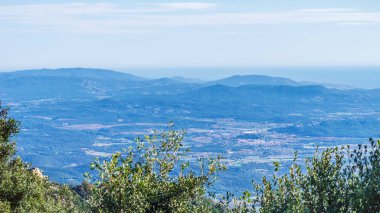 Yol lambasındaki sinyal açık. Tehlikeli bölge ya da tünel.