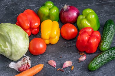 Siyah arka planda olgun renkli sebzeler var. Sonbahar hasat konsepti.