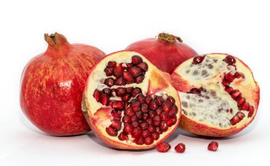 Beyaz zemin üzerinde izole edilmiş kırmızı ve olgun nar..