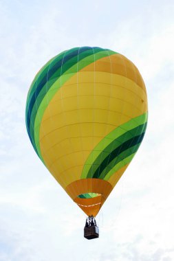 Yeşil sarı balon gökyüzüne yükseliyor. İspanya, Igualada 'da Avrupa Balon Festivali. 