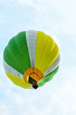 Gökyüzünde renkli bir balon. İspanya, Igualada 'da Avrupa Festivali Balonu. 