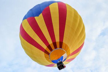 İspanya, Igualada 'da Avrupa Festivali Balonu' nda gökyüzünde renkli bir balon. 