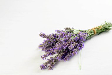 Beyaz arka planda menekşe lavanta tozu. 