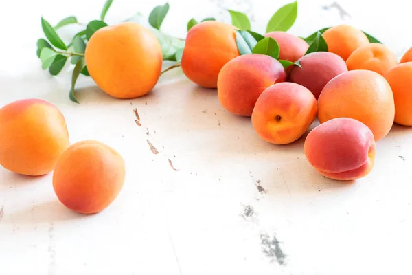Albaricoques Frescos Dulces Sobre Fondo Blanco Rústico Alimentación Saludable Frutas — Foto de Stock