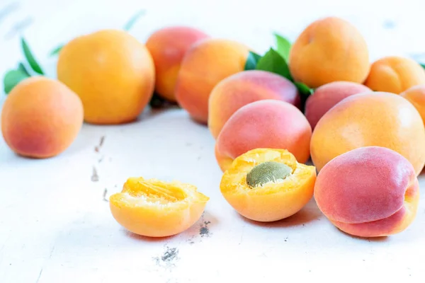 Ganze Und Scheiben Reifer Frischer Aprikosen Auf Dem Weißen Rustikalen — Stockfoto