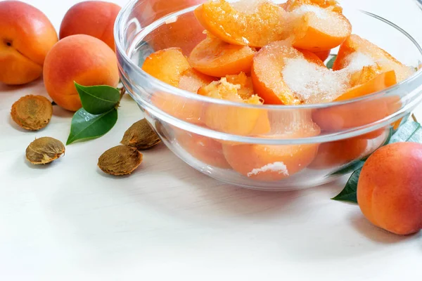 Scheiben Frischer Reifer Aprikosen Glasschüssel Zubereitet Zum Kochen Hausgemachter Marillenmarmelade — Stockfoto