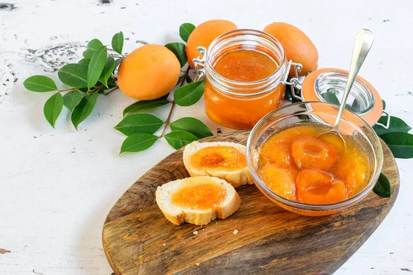 Süße Hausgemachte Marillenmarmelade Glas Und Schüssel Auf Dem Hölzernen Küchentisch — Stockfoto