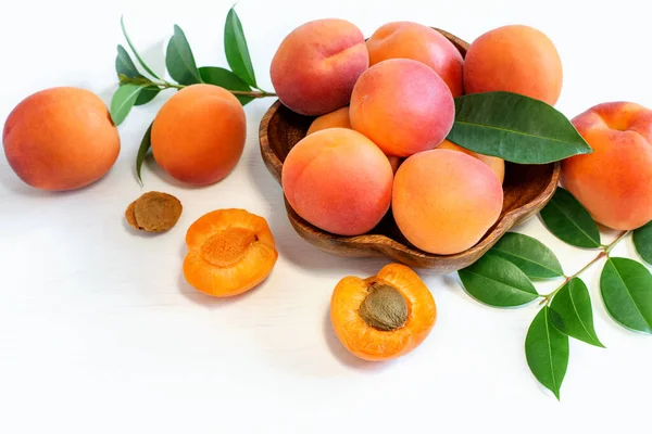 Orangefarbene Aprikosen Ganz Und Scheiben Geschnitten Auf Weißem Hintergrund Nahaufnahme — Stockfoto