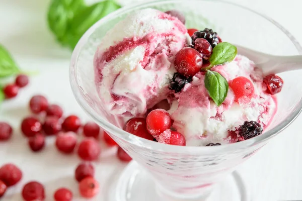 果冻冰淇淋在玻璃碗里特写 尽收眼底 甜果冻甜点 免版税图库照片