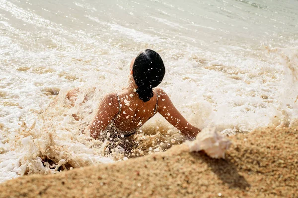 Silhouette Eines Jungen Schlanken Mädchens Meereswellen Muschel Auf Sand Verschwommene — Stockfoto