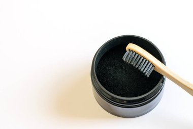 Çevre dostu bambu diş fırçası ve diş beyazlatma için aktif kömür tozu. Doğal organik karkol, sıfır atık kavramı. 