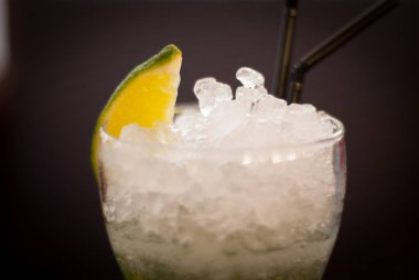 Buz ve limon ile iç
