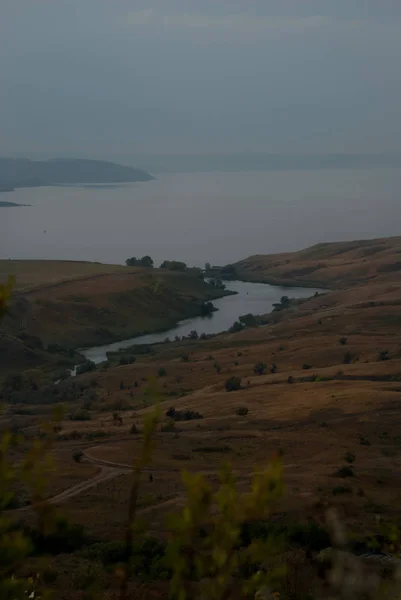 Nehir Manzaralı Tepeler — Stok fotoğraf