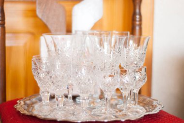 Bir tepsi üzerinde kristal bardak