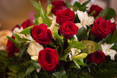 Masanın üzerine gül buketi