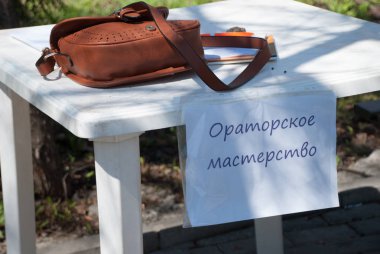 Çanta ve park masadaki yalan dizüstü
