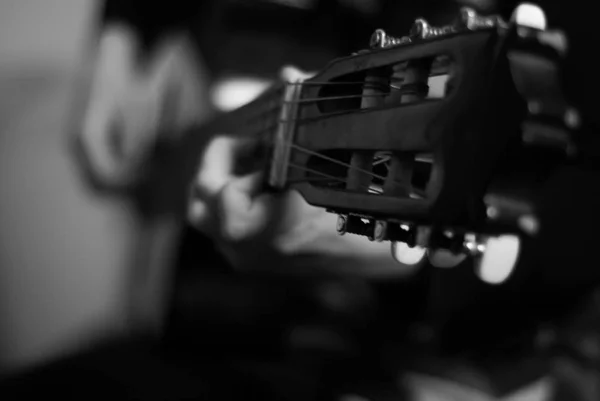 Tagsüber Gitarre Spielen — Stockfoto