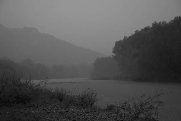Χύνοντας Βροχή Στον Ποταμό — Φωτογραφία Αρχείου