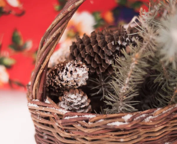 Yeni yıl için koniler ile sepeti