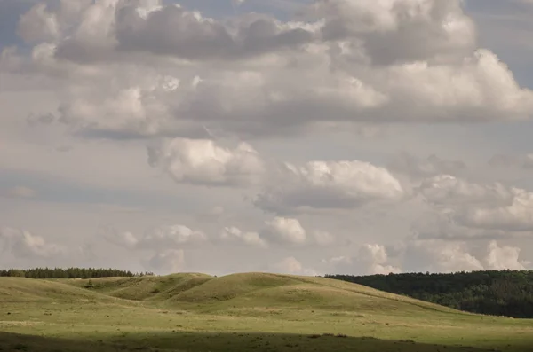 Πλέουν Σύννεφα Πάνω Από Τους Λόφους — Φωτογραφία Αρχείου