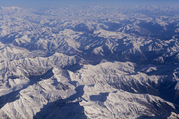 Kuş bakışı Himalaya aralığının Leh Ladakh Hindistan giderken ne güzel.