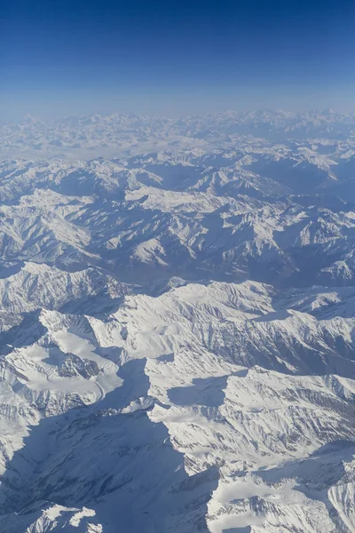 Kuş bakışı Himalaya aralığının Leh Ladakh Hindistan giderken ne güzel.