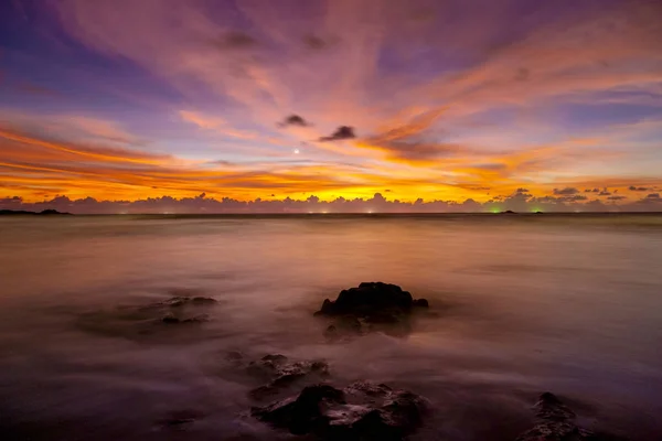 天空黄昏在海背景 — 图库照片
