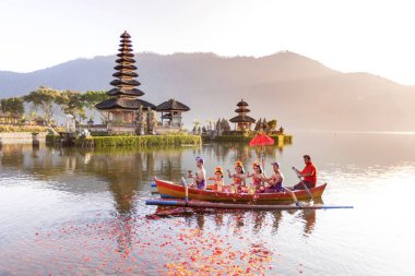 Beratan göl Bali Endonezya, 16 Ağustos 2018: Bali köylüler Ulun Danu tapınak Beratan göl Bali Endonezya geleneksel dini Hindu geçit katılan