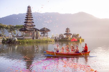 Beratan göl Bali Endonezya, 16 Ağustos 2018: Bali köylüler Ulun Danu tapınak Beratan göl Bali Endonezya geleneksel dini Hindu geçit katılan