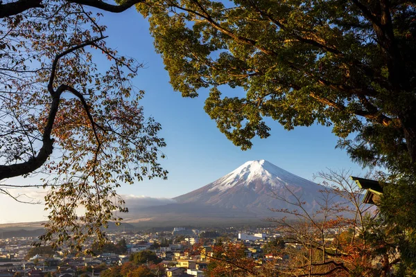 Fuji Auf Blauem Himmel Mit Kawaguchiko Stadt Von Aussichtspunkt Hintergrund — Stockfoto