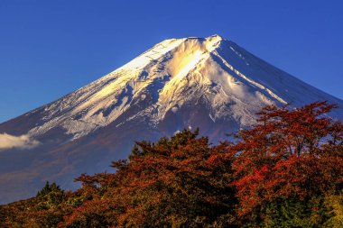 Mt.Fuji mavi gökyüzü arka plan üzerinde