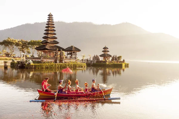 Lago Beratán en Bali Indonesia, 6 de junio de 2018: Aldeanos balineses —  Fotos de Stock