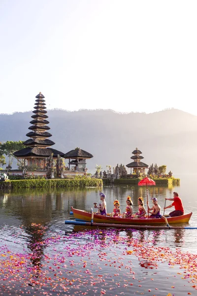 Lac Beratan à Bali Indonésie, 6 juin 2018 : villageois balinais — Photo