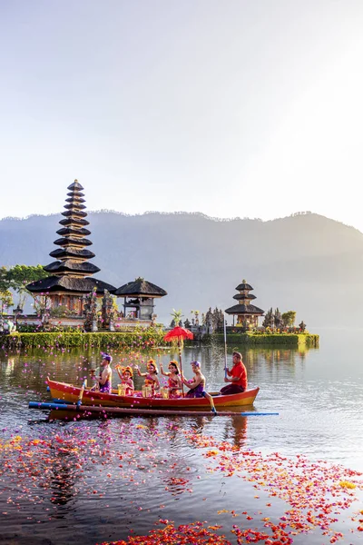 Lago Beratán en Bali Indonesia, 6 de junio de 2018: Aldeanos balineses —  Fotos de Stock