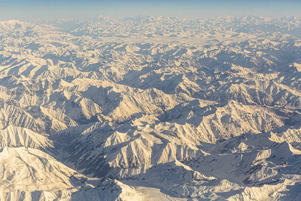 Snällt av fågel vy över Himalayas på väg till Leh Ladakh — Stockfoto