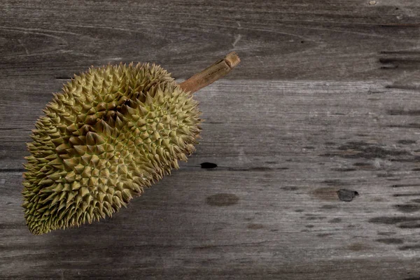 Přírodní duránský král plodů na dřevěné pozadí textury — Stock fotografie