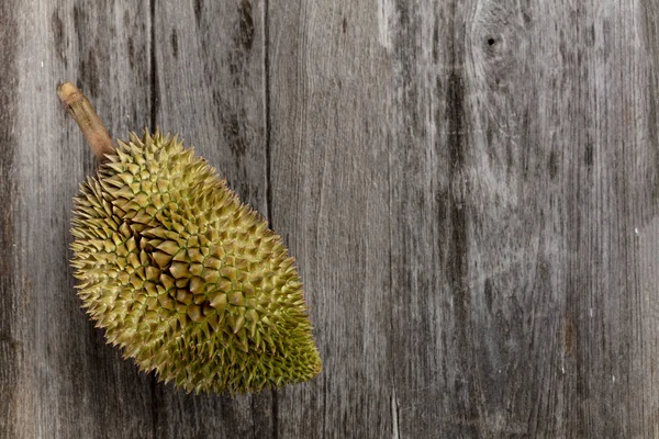 Přírodní duránský král plodů na dřevěné pozadí textury — Stock fotografie